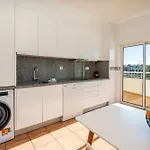 Host Wise - Bright & Stylish Flat With Pool