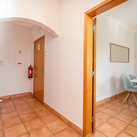 Host Wise - Bright & Stylish Flat With Pool Apartment