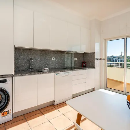 Host Wise - Bright & Stylish Flat With Pool