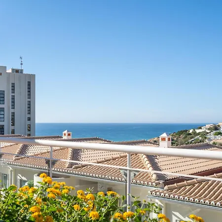 Apartament Host Wise - Bright & Stylish Flat With Pool