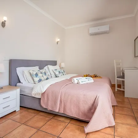 Host Wise - Bright & Stylish Flat With Pool Lagos