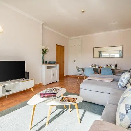 Host Wise - Bright & Stylish Flat With Pool