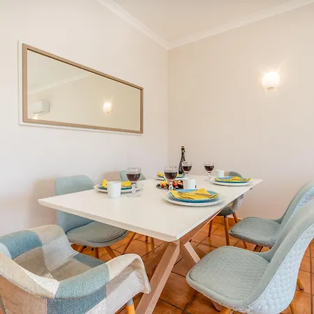 Host Wise - Bright & Stylish Flat With Pool