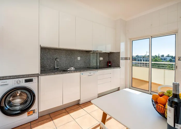 Host Wise - Bright & Stylish Flat With Pool