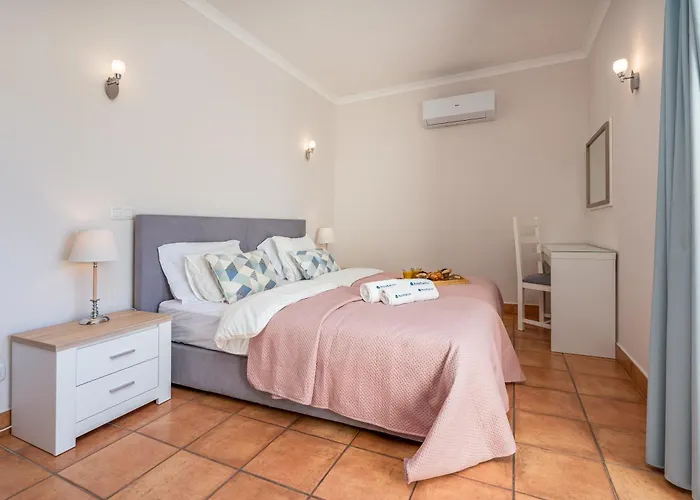 Host Wise - Bright & Stylish Flat With Pool Lagos