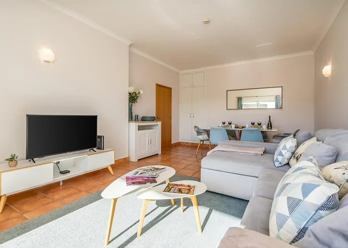 Host Wise - Bright & Stylish Flat With Pool