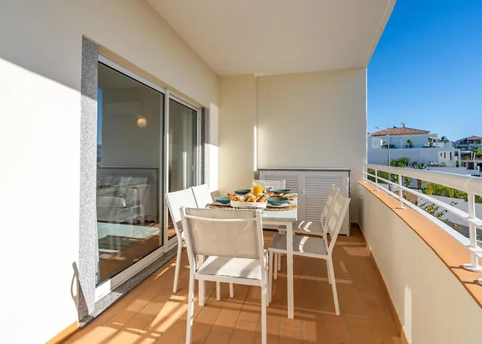 Host Wise - Bright & Stylish Flat With Pool Lagos