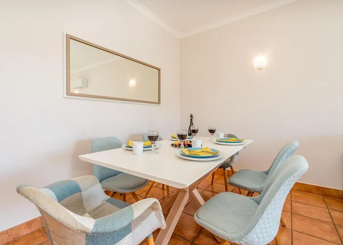 Host Wise - Bright & Stylish Flat With Pool