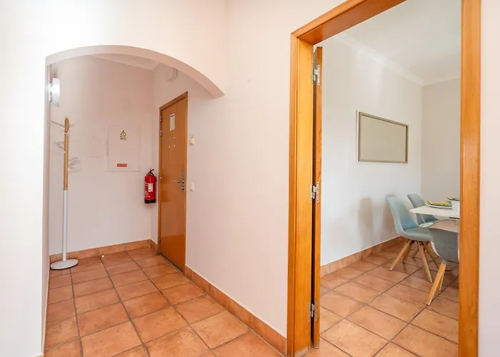 Host Wise - Bright & Stylish Flat With Pool Apartman